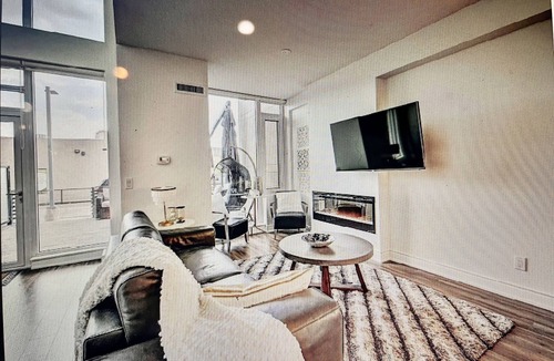Richmond Hill Apartment | Luxury 2 Bedroom Family Size Condo