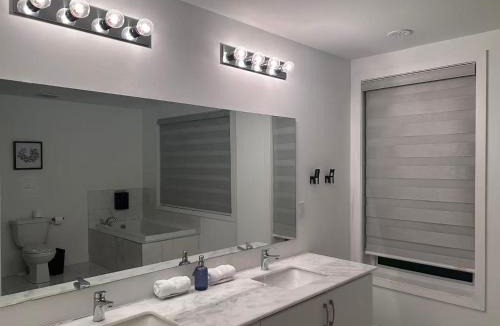 Downsview House | Luxury 2 Queen Beds Suite with Private Bathroom near Downsview Park Subway easy access Downtown