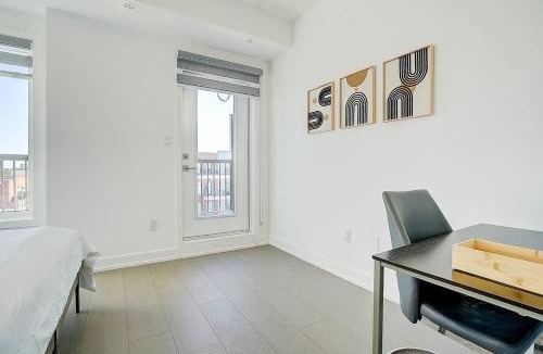 Downsview House | Luxury 2 Queen Beds Suite with Private Bathroom near Downsview Park Subway easy access Downtown