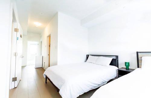 Downsview House | Luxury 2 Queen Beds Suite with Private Bathroom near Downsview Park Subway easy access Downtown