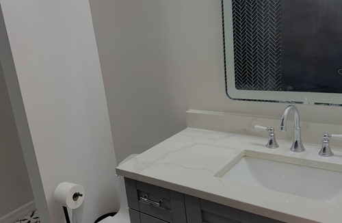 Channel District Condo | Luxury 2BR/2BA Channelside Condo- Pool, Sauna, Gym + Balcony