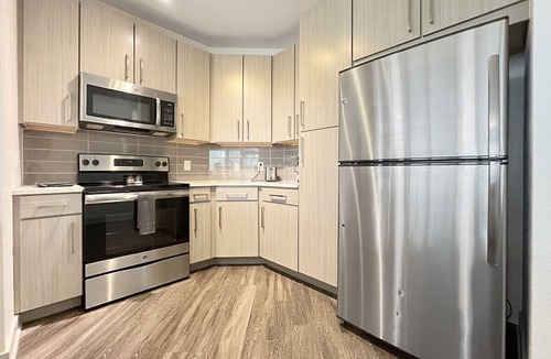 Carver City - Lincoln Gardens Apartment | Luxury 3 BR in Westshore, Fountain Views