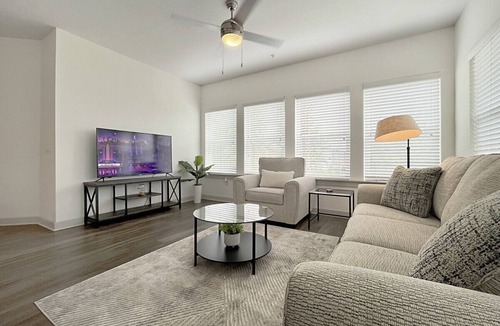 Carver City - Lincoln Gardens Apartment | Luxury 3 BR in Westshore, Fountain Views