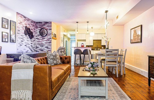 Old City Apartment | Luxury 3BR/3BA Air Hockey Lounge Walkable Old City