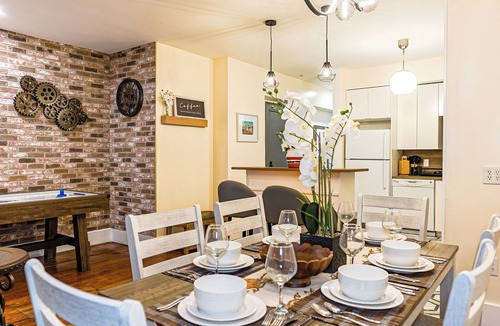 Old City Apartment | Luxury 3BR/3BA Air Hockey Lounge Walkable Old City