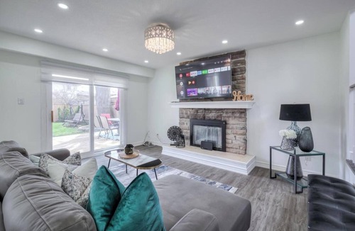 Innisfil House | Luxury 3BR Villa