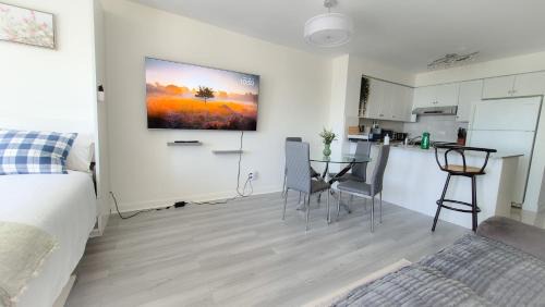 Downtown Toronto Apartment | Luxury 42nd Floor Suite at Pantages, Free Parking, Steps to Eaton Centre & Dundas Sq