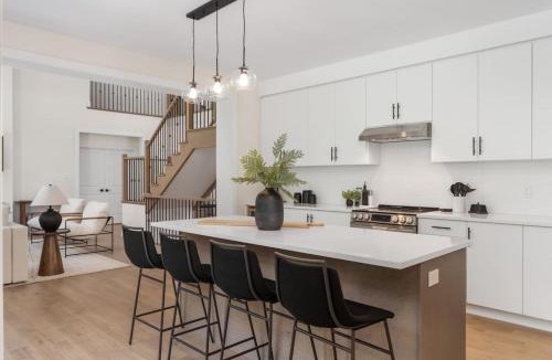 Lake of Bays House | Luxury 4BR Home with Games Room, BBQ and Sunroom