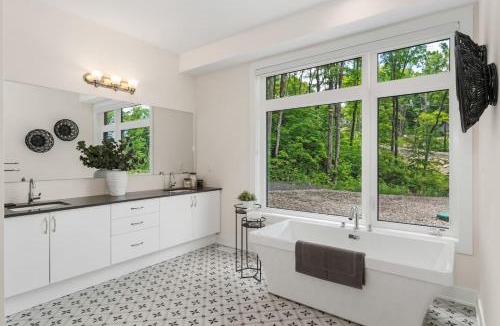 Lake of Bays House | Luxury 4BR Home with Games Room, BBQ and Sunroom