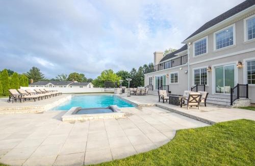 Melville House | Luxury 4BR Magical Oasis Villa Mansion with Indoor Basketball Court and Pool