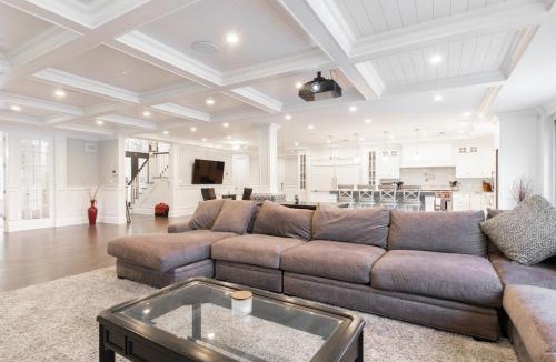 Melville House | Luxury 4BR Magical Oasis Villa Mansion with Indoor Basketball Court and Pool