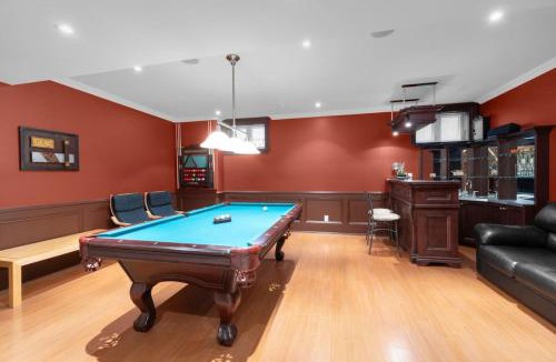 York House | Luxury 4BR - Pool Table - 10 min to Yorkdale Mall