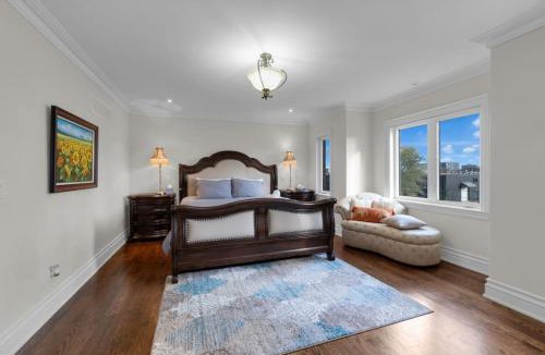 York House | Luxury 4BR - Pool Table - 10 min to Yorkdale Mall