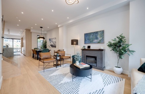 Beaconsfield Village House | Luxury 4BR /Trinity Bellwood /Free Parking, Peloton