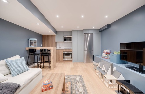 Beaconsfield Village House | Luxury 4BR /Trinity Bellwood /Free Parking, Peloton