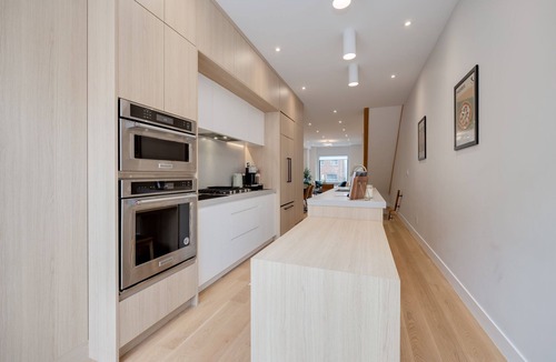 Beaconsfield Village House | Luxury 4BR /Trinity Bellwood /Free Parking, Peloton