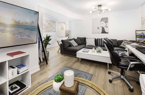 Etobicoke House | Luxury 5 Bed Designer House with Cinema and Hot Tub near St George's Golf Course