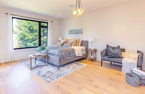 Lakeview House | Luxury 5-bedroom Lakeshore Home