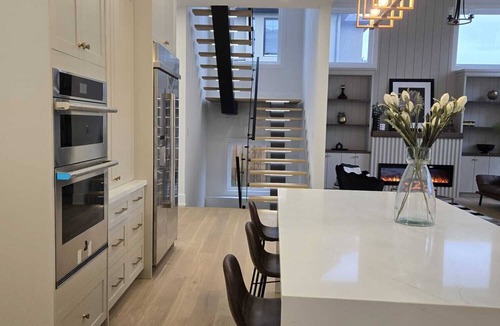 Burlington House | Luxury 5 BR, Gym, Sauna, Thtr, OD FP & Ktcn, Lake