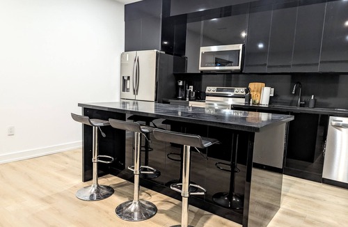 Mimico House | Luxury 6 BDRM Entire Home in Lakeshore Toronto