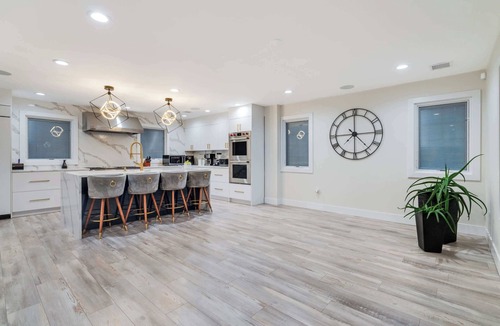 Old Bethpage House | Luxury 6BR House with Pool & Outdoor BBQ