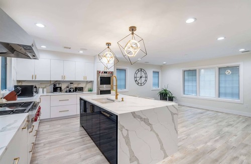 Old Bethpage House | Luxury 6BR House with Pool & Outdoor BBQ