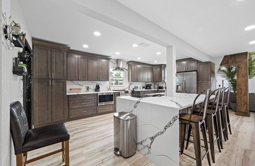 Thonotosassa House | Luxury A-Frame Escape: 6BR, 4BA, Pool, Pickleball, Cinema & Ultimate Relaxation!