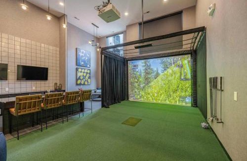 Crestline Heights Apartment | Luxury Apartment with Pool, Restaurants, Shopping)