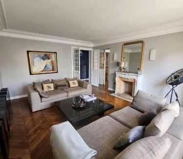 Faubourg Saint-Germain Apartment | LUXURY APPARTMENT IN 7th DISTRICT WITH TOUR EIFFEL VIEW