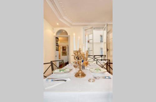 8th Arrondissement Apartment | Luxury, Calm and Elegance in the heart of Champs-Elysées with a bottle of Champagne upon your arrival !