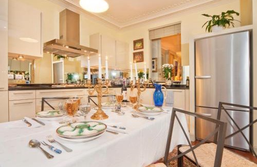 8th Arrondissement Apartment | Luxury, Calm and Elegance in the heart of Champs-Elysées with a bottle of Champagne upon your arrival !