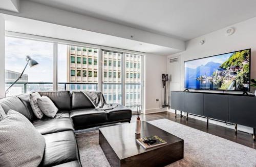 Bay Cloverhill Apartment | Luxury Condo on Bay Street