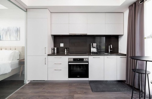 Bloor-Yorkville Apartment | Luxury Condo Yorkville Pool gym