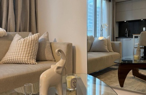 Bloor-Yorkville Apartment | Luxury Condo Yorkville Pool gym