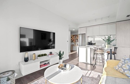 Cabbagetown Apartment | Luxury Corner Apartment with Skyline and CN Tower Views
