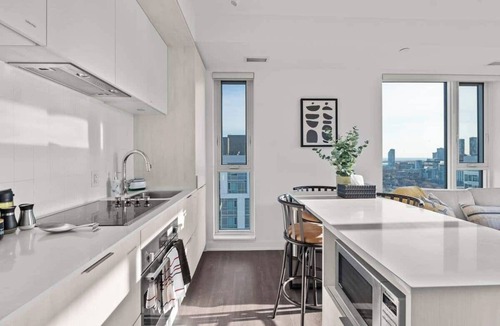 Cabbagetown Apartment | Luxury Corner Apartment with Skyline and CN Tower Views