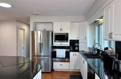 Colborne House | Luxury Estate near Presquille Park & PEC | 4000+ SqFt | Jacuzzi | Near PEC |