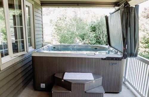 Waterford House | Luxury Farmhouse with Hot Tub on Vineyard