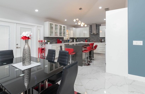 Town N County Park House | Luxury Gated Home w/ Mini Golf & Screened Lanai