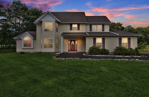 Tunkhannock Township House | Luxury home, close to Kalahari, Ski Resorts, Fireplace, Ping Pong, Pool Table