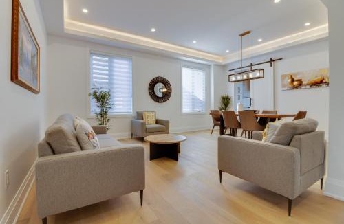 Clairlea Apartment | Luxury House In Scarborough