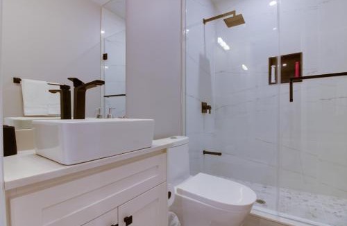 Clairlea Apartment | Luxury House In Scarborough