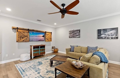Courier City - Oscawana House | Luxury Hyde Park 3BR Retreat ☀️ Shuffleboard & Soaking Tub 🌴 Family Friendly