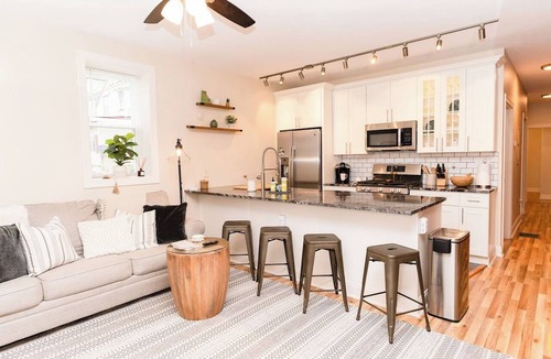 North Oakland Apartment | Luxury King Suite Near Shadyside Hospital