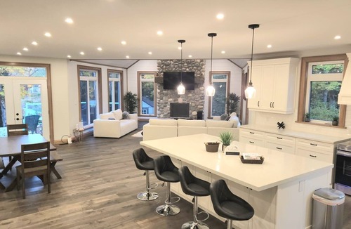 Dunchurch Cottage | Luxury Lake Cottage with a rustic vibe just 2.5hrs away from GTA.