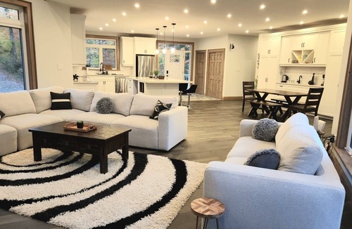 Dunchurch Cottage | Luxury Lake Cottage with a rustic vibe just 2.5hrs away from GTA.