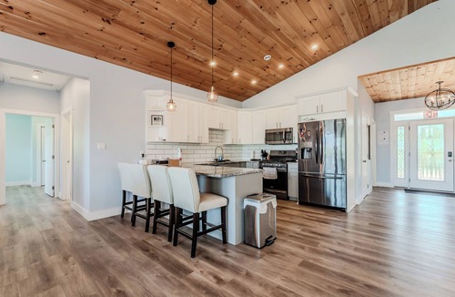 Stokes Bay Ski Chalet | Luxury Lakefront Escape w/Games Room