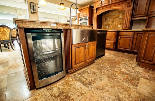 Lake Hamilton House | Luxury Lakefront | Heated Salt Pool, Dock & Kayaks | Home Theatre & EV Charger | Near Theme Parks