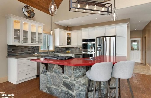 Kearney Cottage | Luxury Lakeview Dream Cottage with Hot Tub