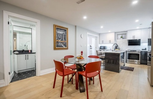 Lakeview Apartment | Luxury Lakeview Walkout Basement Apartment